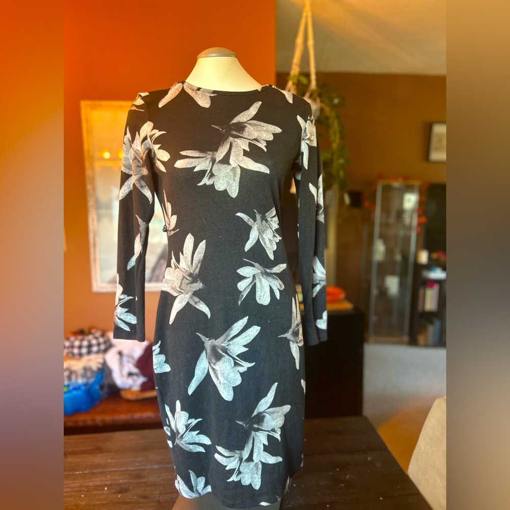 Black long sleeve flower dress - Picture 1 of 2